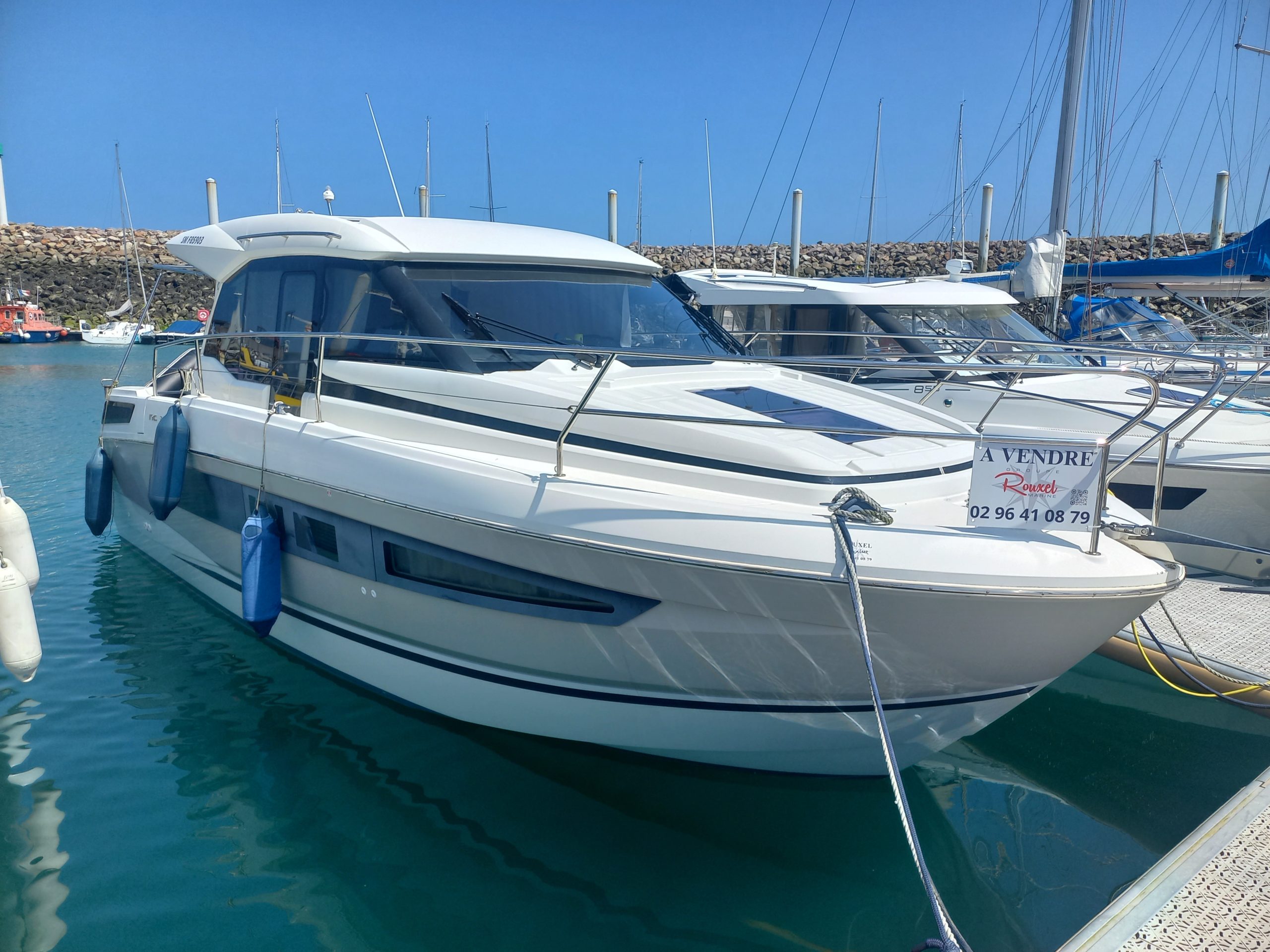 JEANNEAU NC 33 (2019) / 2 X VOLVO D3 200 CV (140HRS) / 1ERE MAIN