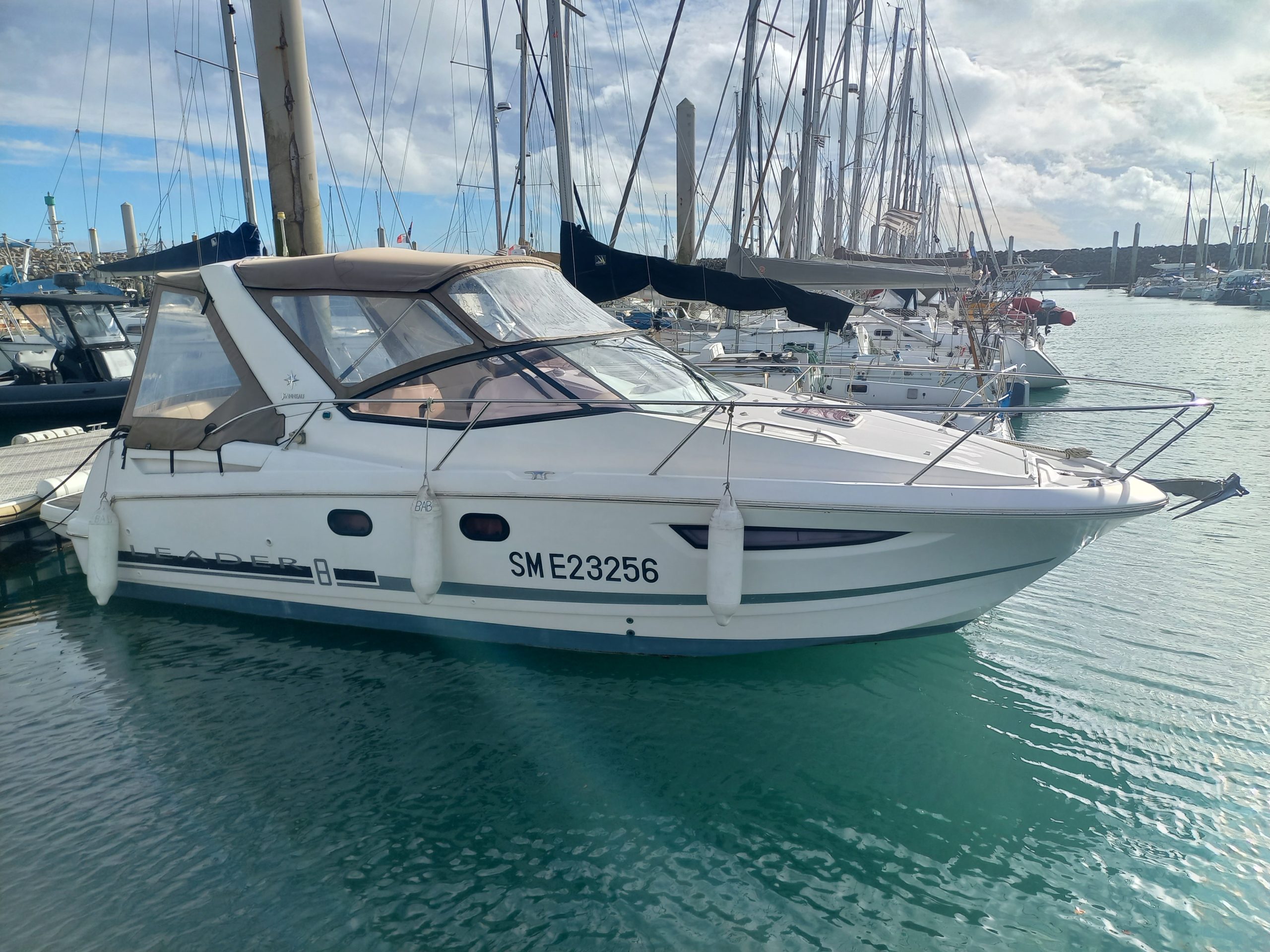 JEANNEAU LEADER 8 INBOARD (2010) / 1 X 320 CV VOLVO 5,7 GXI DP (420HRS)