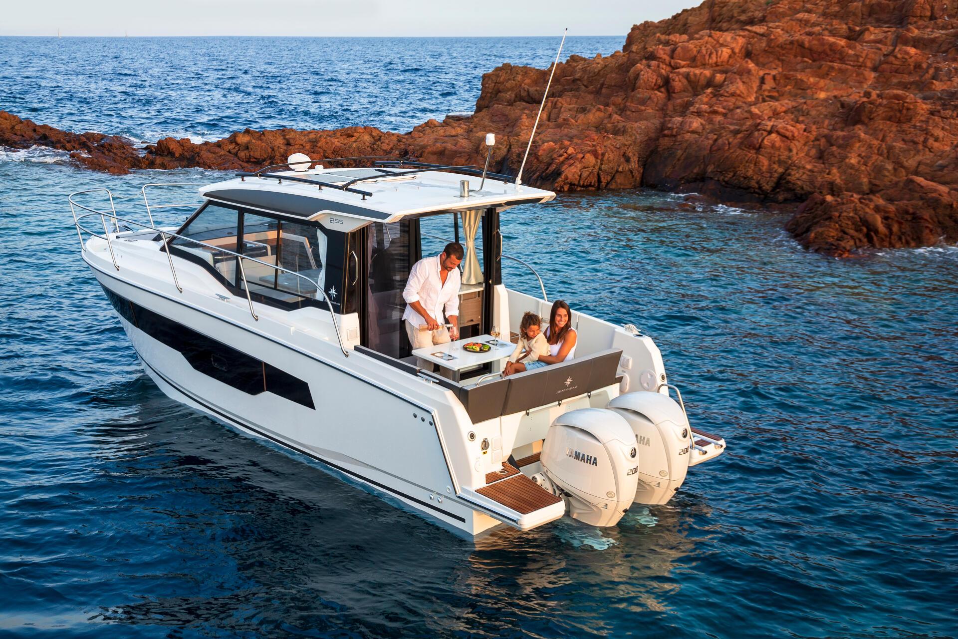 BATEAU NEUF STOCK MERRY FISHER 895 S2 MODELE 2026 / 2 X 200 YAMAHA BLANCS