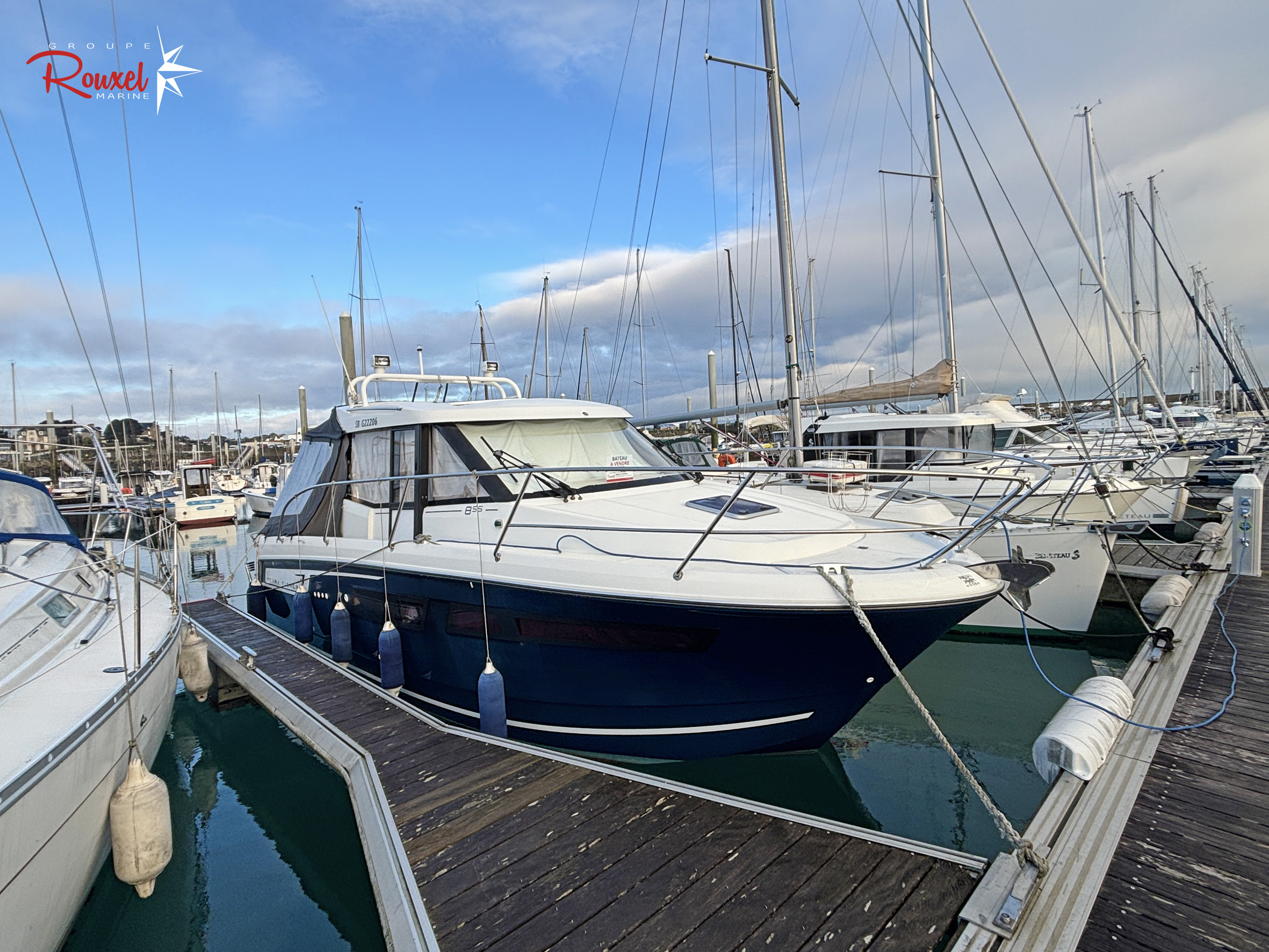 JEANNEAU MERRY FISHER 855 LEGENDE COQUE BLEUE (2015) + 2 x F150CV YAMAHA (650h)
