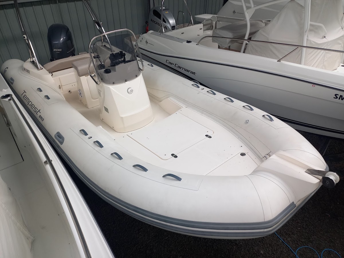 SEMI RIGIDE TEMPEST 650 – 200 CV YAMAHA (109 HRS) – 2021 – 1ERE MAIN