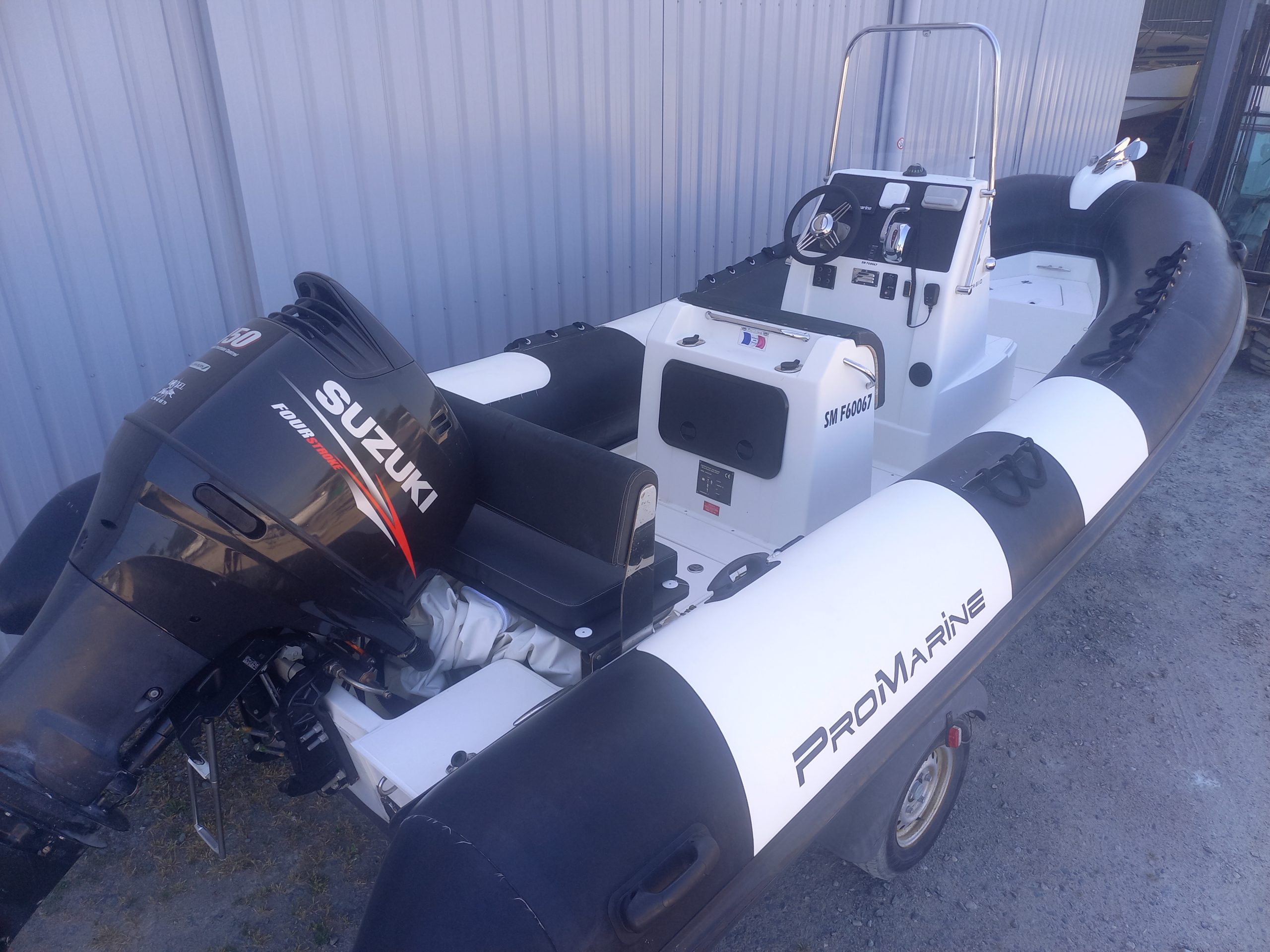 SEMI RIGIDE PROMARINE MANTA 610 – 2017 / SUZUKI 150 CV / COM ELEC (250 HRS) / REMORQUE ROUTIERE 2017 / 1ERE MAIN