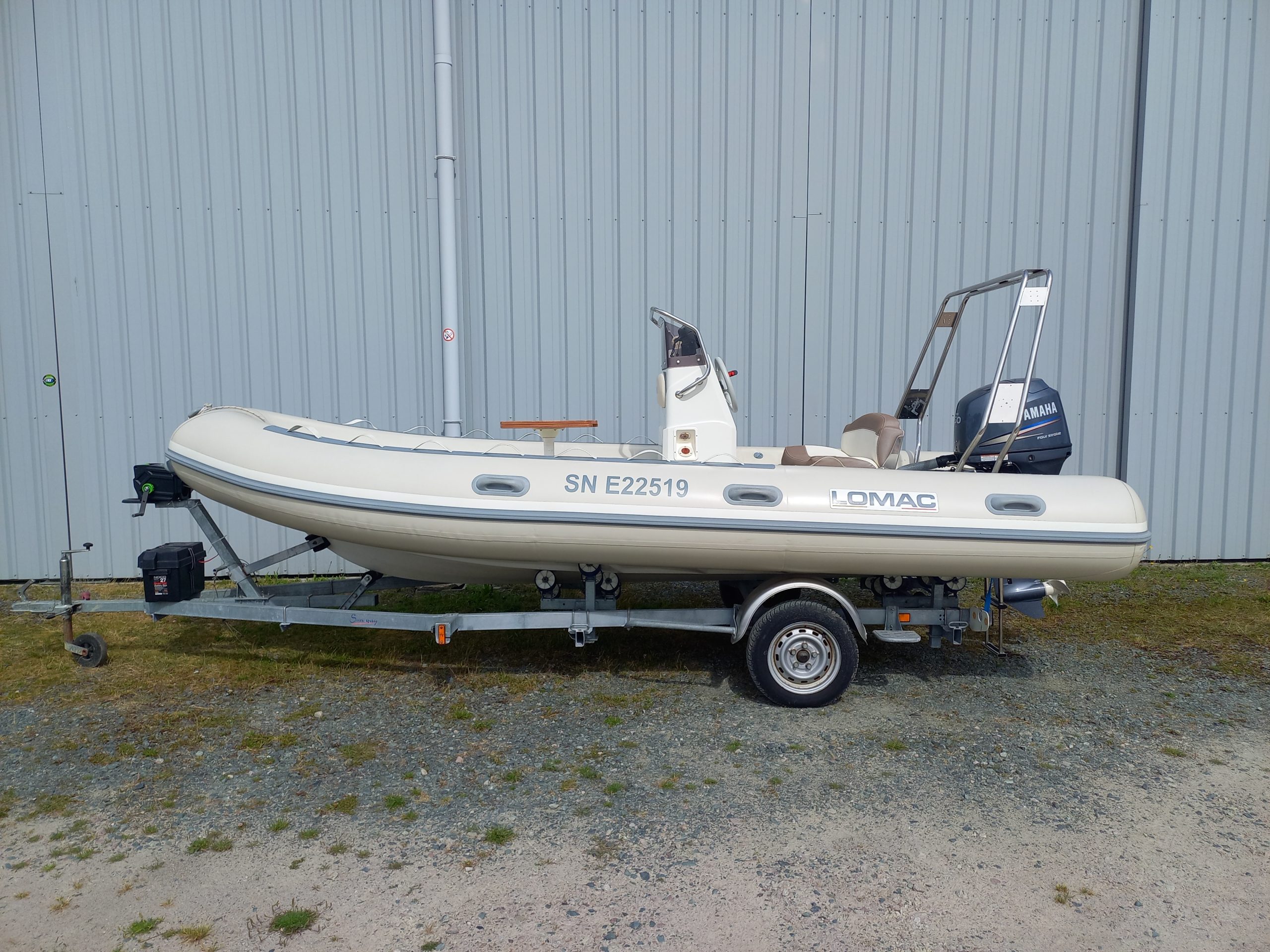 SEMI RIGIDE LOMAC 520 OK – 2010 / YAMAHA 50 CV  (200 HRS) / REMORQUE ROUTIERE