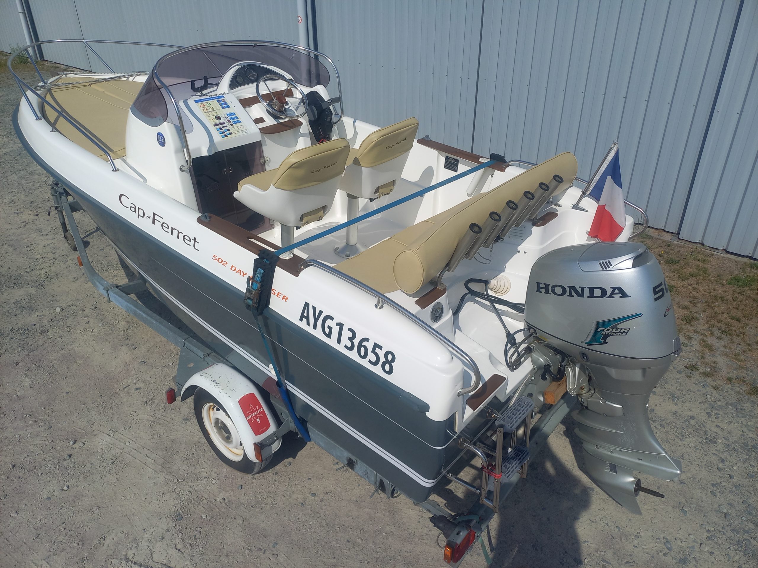 B2 MARINE – CAP FERRET 505 DC 2012 / HONDA 50 CV (88 HRS) / REMORQUE ROUTIÈRE